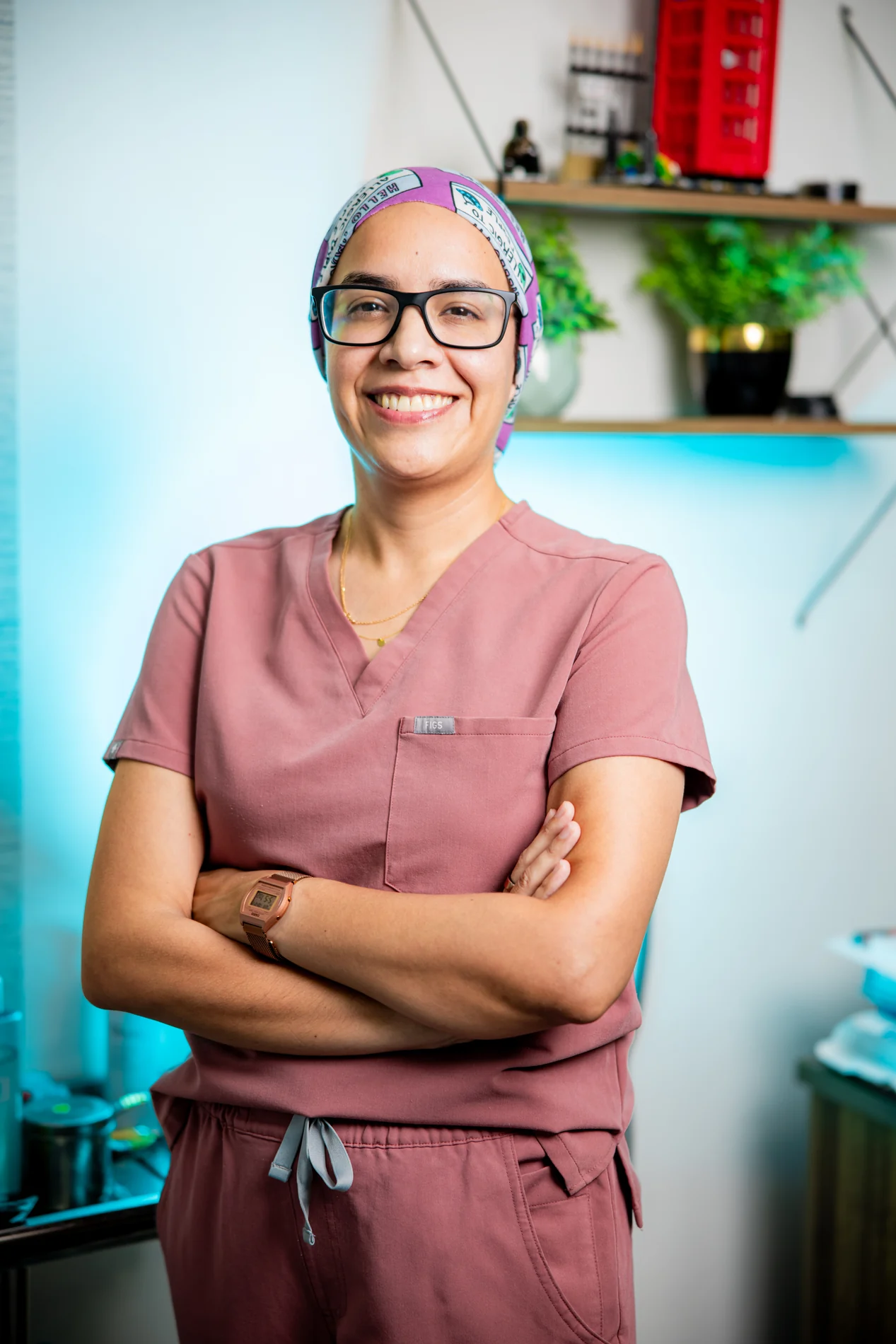 La doctora Grecia Menes con gorro quirúrgico